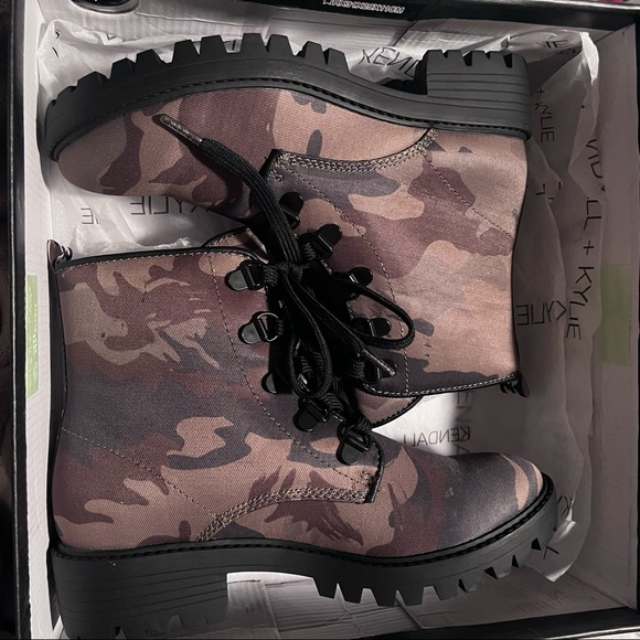 KENDALL + KYLIE EPIC BOOTIE OLIVE CAMO COMBAT TWILL BOOTS Size 6 - Picture 2 of 7